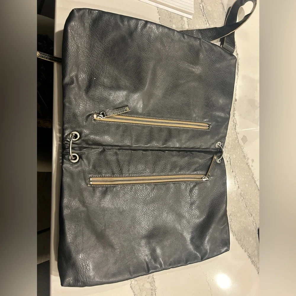MATT & NAT ~ Vintage butter soft vegan leather unisex messenger handbag - Picture 16 of 16